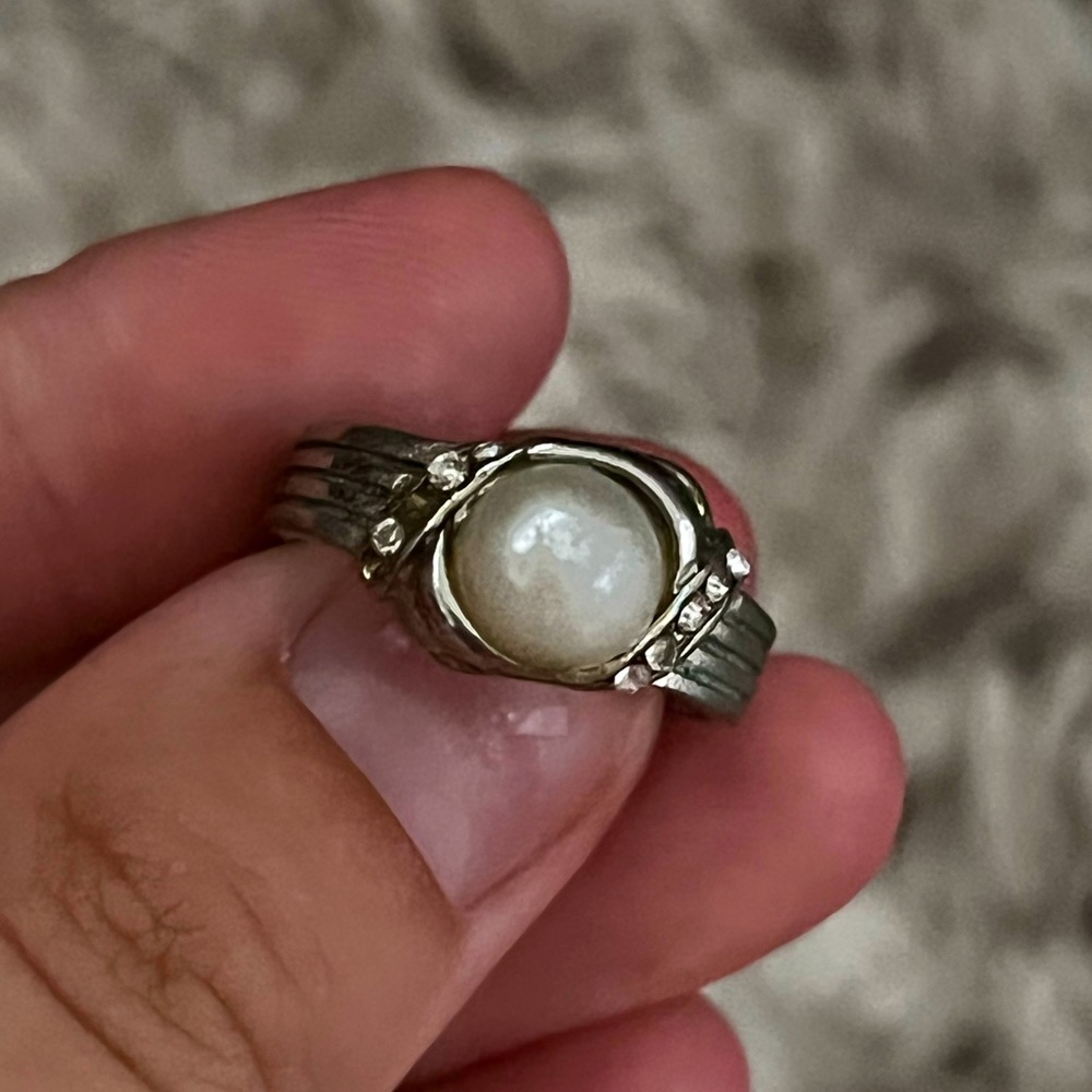 Silver ring with pearl